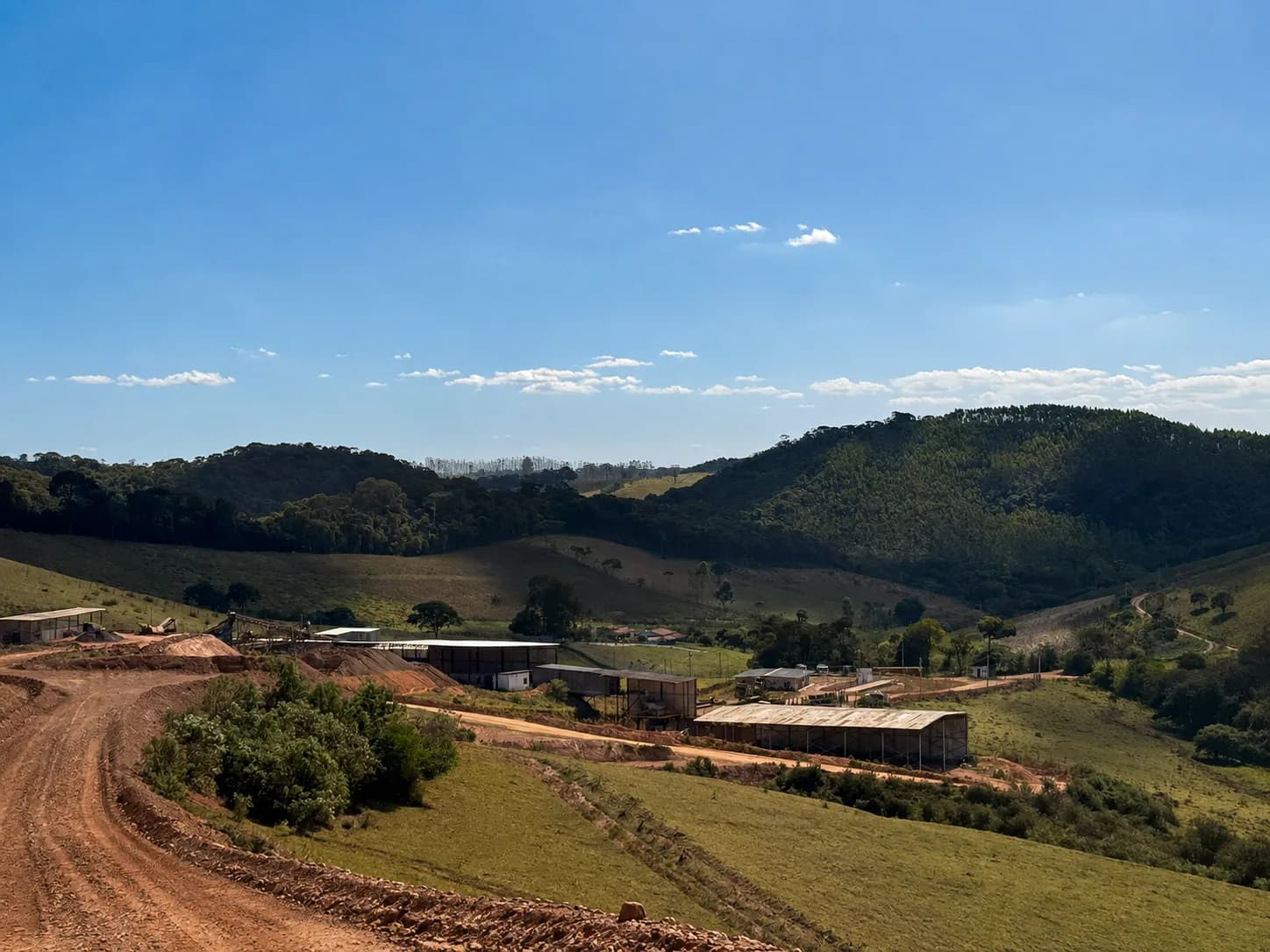 Vista do vale, com a planta e a estrada de acesso ao fundo